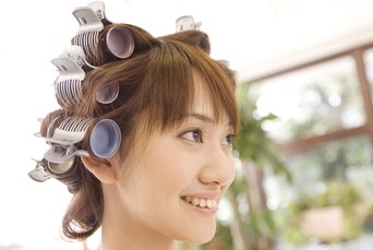 ヘアサロンでパーマをかける女性